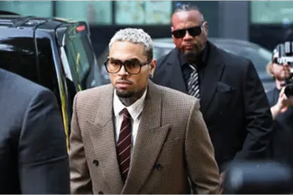 Chris Brown comparece en Londres por agresión: su juicio será en 2026