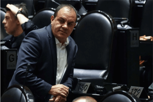 ¡Increíble! Diputado Cuauhtémoc Blanco es captado jugando pádel en plena sesión de Cámara